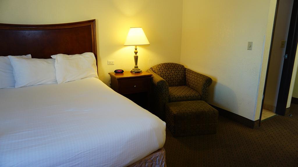 Baymont By Wyndham At Six Flags Dr 2*
